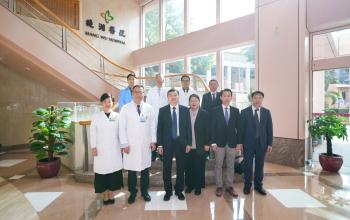 廣西壯族自治區藥品監督管理局局長李勇強一行到訪鏡湖醫院