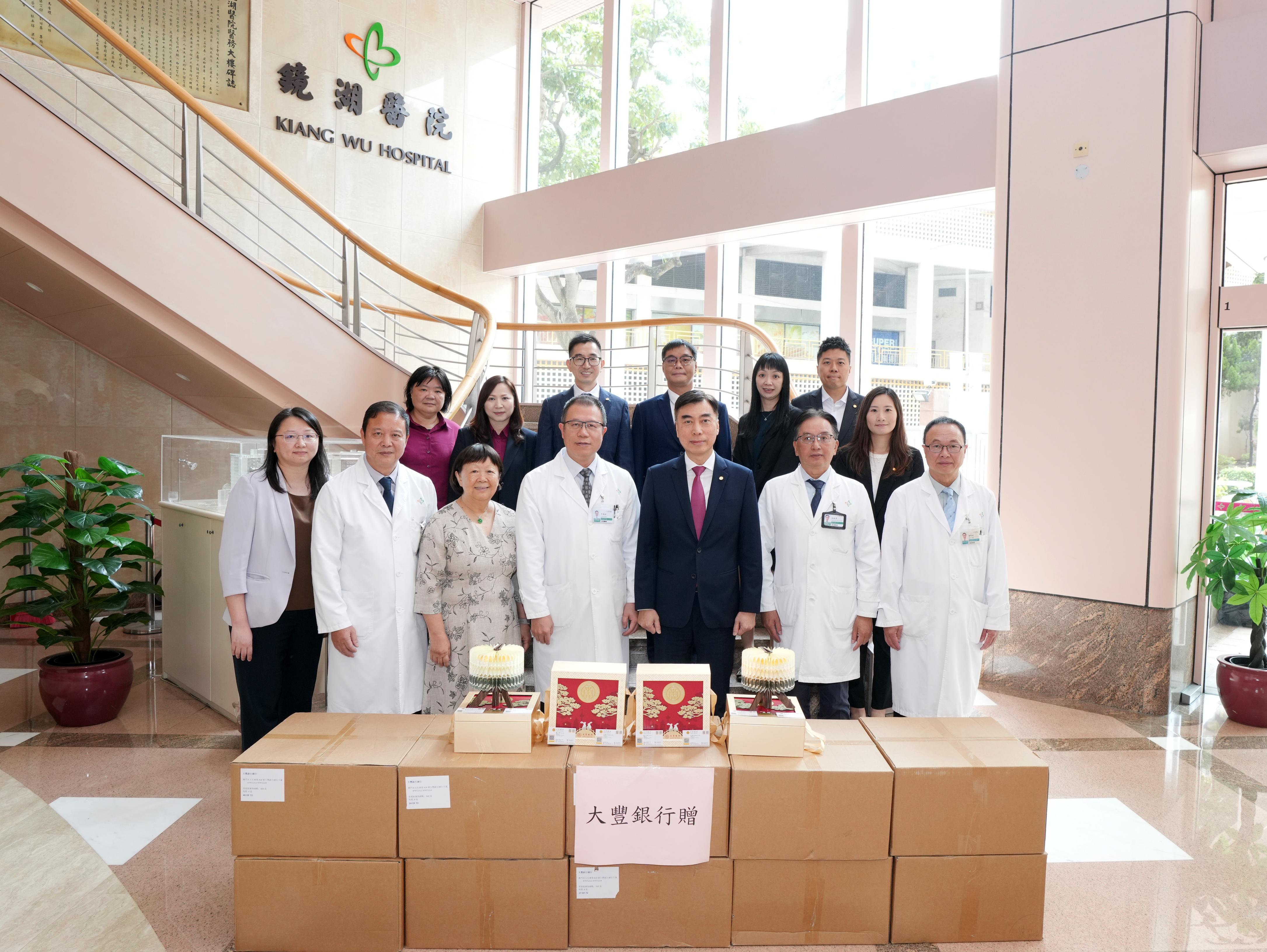 大豐銀行副行長趙耀華一行來訪鏡湖送上節日祝福